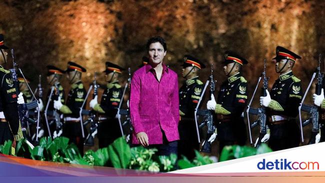 Gaya Justin Trudeau PM Kanada Pakai Tenun Bali Warna Fuschia yang Curi Atensi 6