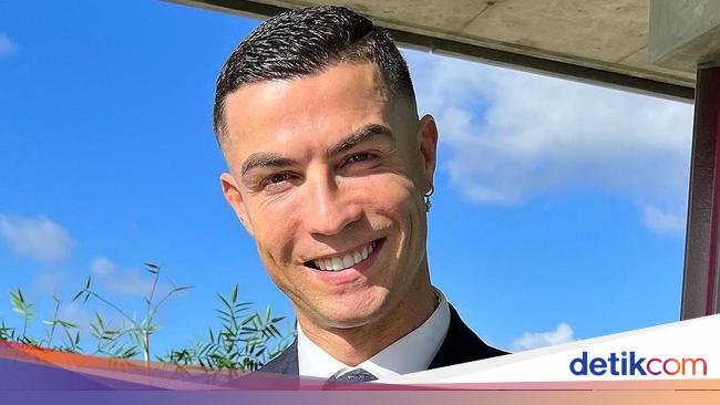 Keluar dari MU, Gaya Cristiano Ronaldo Pamer Jam Tangan Rp 2,3 M Disorot 8