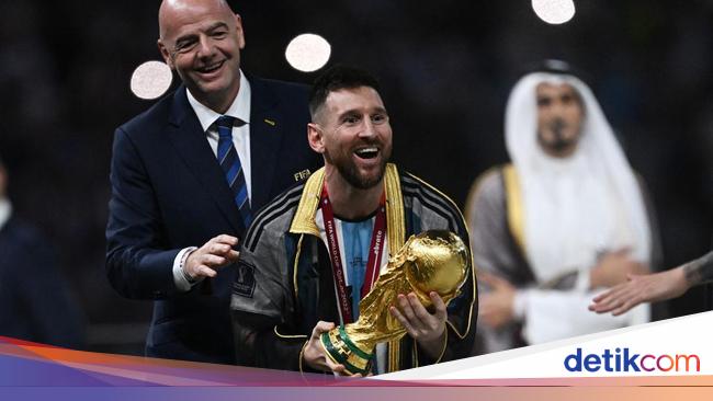 Messi Pakai Jubah Arab Saat Terima Trofi Piala Dunia 2022, Jadi Perdebatan 15