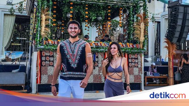 Gaya Wulan Guritno Liburan di Bali Bareng Pacar 7