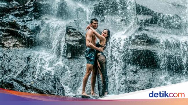 Sabda Ahessa Foto Bareng Wulan Guritno di Air Terjun, Netizen: Hot Couple 9
